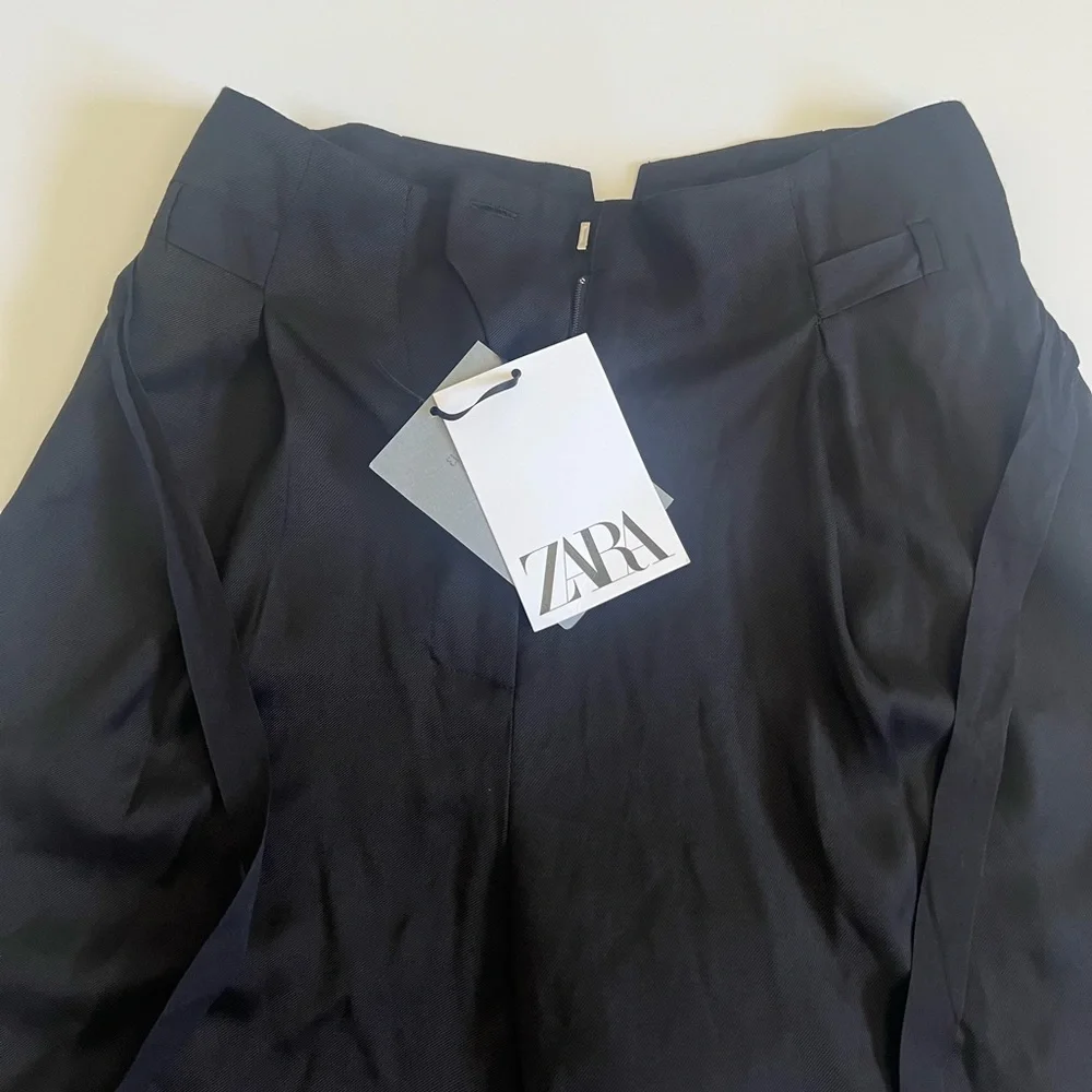 NWT Zara Black High Waist Paper Bag Shorts SZ XS 🖤 - Picture 2 of 10
